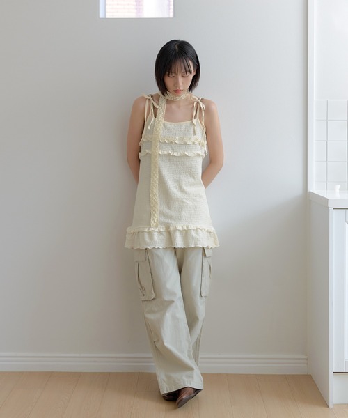 UNE MANSION(ユヌマンション)の「【UNE ORIGINAL】【レイヤードにも!】【肩紐調節可能】ダブルフリルリボンキャミワンピース(キャミソール・レディース・ブラック/クリーム・FREE)」の11枚目の写真