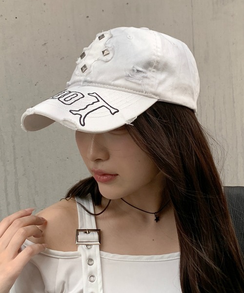 lilful（リルフル）の「【26年春夏新作】スタッズ付き ヴィンテージ加工 ワンポイントクロスモチーフ刺繍キャップ（キャップ・レディース・その他/ホワイト/ブラック・F）」の2枚目の写真