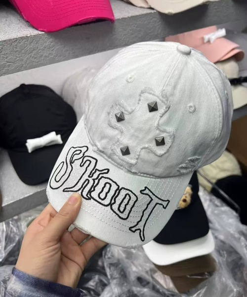 lilful（リルフル）の「【26年春夏新作】スタッズ付き ヴィンテージ加工 ワンポイントクロスモチーフ刺繍キャップ（キャップ・レディース・その他/ホワイト/ブラック・F）」の4枚目の写真