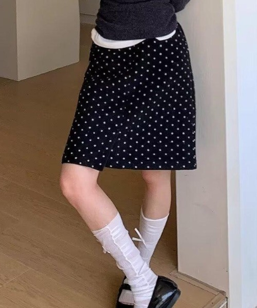 Vipoa（ヴィポア）の「Polka dots slit midi skirt（スカート・レディース・ブラック系その他・LARGE/MEDIUM）」の2枚目の写真
