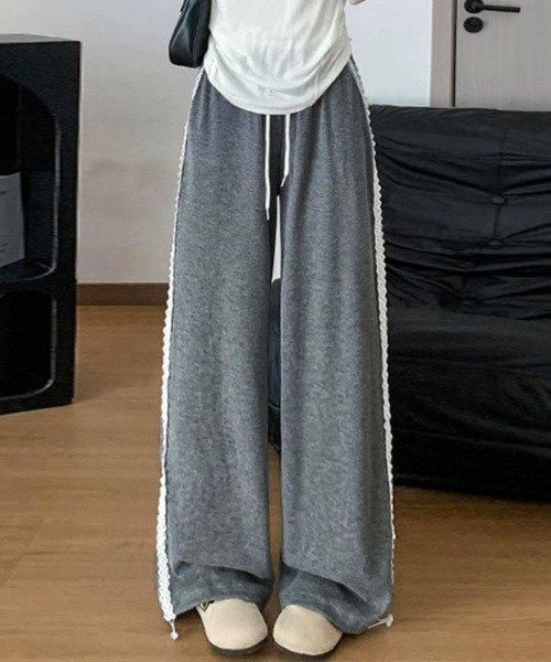 maison de LATIR(メゾンドラティール)の「ラクなのに今っぽい。頼れるレイヤード調夏服レースワイドイージーパンツ(スウェットパンツ・レディース・ブラック/グレー/ホワイト・FREE)」の4枚目の写真