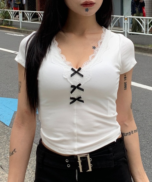 lilful(リルフル)の「【26年春夏新作】【カップ付き】Vネック レースリボン 半袖ピチT(Tシャツ/カットソー・レディース・ホワイト/ライトグレー/ダークグレー/ブラック・F)」の1枚目の写真