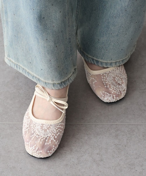 BLUEEAST(ブルーイースト)の「スパンコール刺繍シアーパンプス(パンプス・レディース・ホワイト/ブラック・LARGE/MEDIUM)」の17枚目の写真