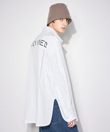 MAISON MINED（メゾンミネド）の「BACK LOGO SHIRTS WHITE（シャツ/ブラウス）」
