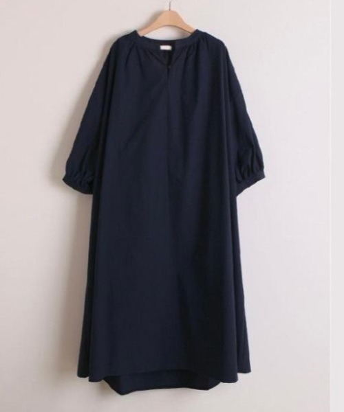 AMAJI(アマジ)の「バンドカラー ギャザー切替 パフスリーブ 前開き ロングワンピース(ワンピース・レディース・ベージュ/ネイビー/パープル/グリーン・FREE)」の3枚目の写真