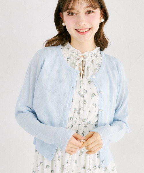 tocco closet(トッコ クローゼット)の「UVカット&接触冷感&花粉防止&ハンドウォッシュ♪フラワー釦シアーカーディガン(カーディガン/ボレロ・レディース・サックスブルー/ピンク/オフホワイト・M)」の2枚目の写真