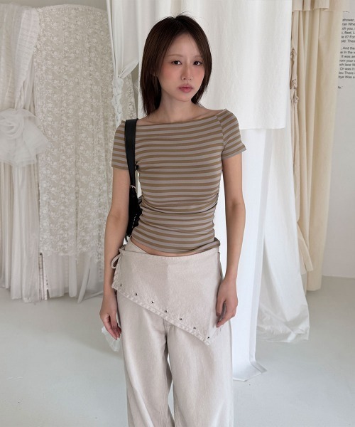 4INT.(フォイント)の「ボーダー オフショルダー クロップド 半袖 Tシャツ(Tシャツ/カットソー・レディース・ブラック/グレー/ブルー/ベージュ/ピンク・FREE)」の3枚目の写真