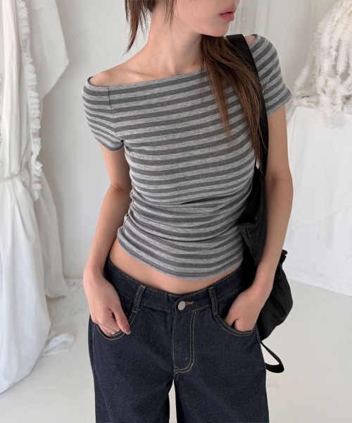 4INT.(フォイント)の「ボーダー オフショルダー クロップド 半袖 Tシャツ(Tシャツ/カットソー・レディース・ブラック/グレー/ブルー/ベージュ/ピンク・FREE)」の2枚目の写真