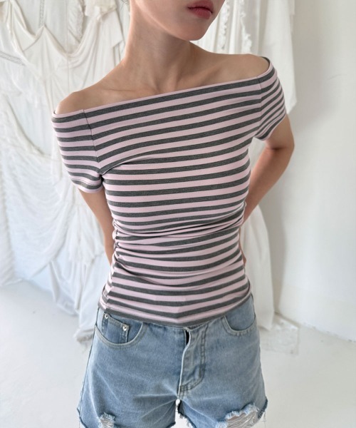 4INT.(フォイント)の「ボーダー オフショルダー クロップド 半袖 Tシャツ(Tシャツ/カットソー・レディース・ブラック/グレー/ブルー/ベージュ/ピンク・FREE)」の5枚目の写真