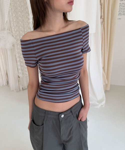 4INT.(フォイント)の「ボーダー オフショルダー クロップド 半袖 Tシャツ(Tシャツ/カットソー・レディース・ブラック/グレー/ブルー/ベージュ/ピンク・FREE)」の4枚目の写真
