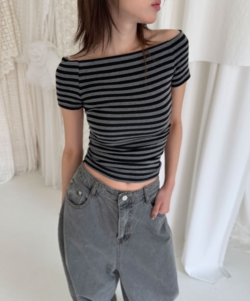 4INT.(フォイント)の「ボーダー オフショルダー クロップド 半袖 Tシャツ(Tシャツ/カットソー・レディース・ブラック/グレー/ブルー/ベージュ/ピンク・FREE)」の1枚目の写真