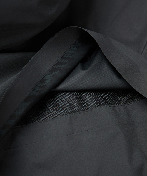 HOLUBAR(ホルバー)の「Eiber 2.5L Rain Jacket Charcoal(ナイロンジャケット・メンズ・その他・MEDIUM/LARGE/X-LARGE)」の8枚目の写真