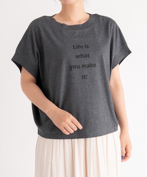UNIVERVAL MUSE(ユニバーバル ミューズ)の「コット天竺_ショートドルマンロゴTシャツ(Tシャツ/カットソー・レディース・チャコールグレー/オフホワイト・2)」の2枚目の写真
