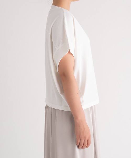 UNIVERVAL MUSE(ユニバーバル ミューズ)の「コット天竺_ショートドルマンロゴTシャツ(Tシャツ/カットソー・レディース・チャコールグレー/オフホワイト・2)」の3枚目の写真