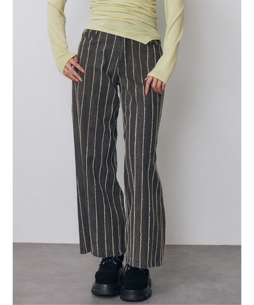 MURUA(ムルーア)の「ストライプフリンジハイウエストデニムパンツ 秋服(デニムパンツ・レディース・ブルー/ブラック・1/2)」の2枚目の写真