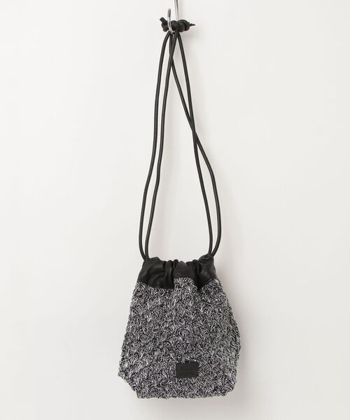 MAISON mou（メゾンムー）の「【Swaraj/スワラージ】手編みのメタリックマクラメ巾着・レザーコンボ（ショルダーバッグ・レディース・シルバー/ゴールド系その他/ブラック系・FREE）」の2枚目の写真