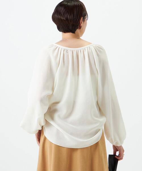 NOLLEY’S(ノーリーズ)の「ウォッシャブルエアリーギャザーネックブラウス(シャツ/ブラウス・レディース・オフホワイト・38)」の11枚目の写真