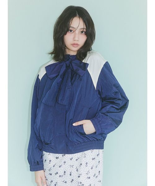 LILY BROWN(リリーブラウン)の「フロントリボンウィンドブレーカー(ブルゾン・レディース・ネイビー/ライトベージュ/ボルドー/ブルー・F)」の3枚目の写真