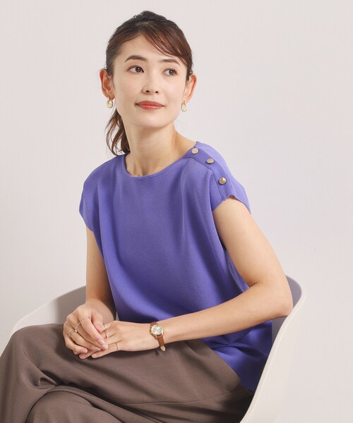 ITS'DEMO(イッツデモ)の「【冷感・WEB限定カラー】ボタン付きフレンチスリーブニット(ニット/セーター・レディース・ブルーグリーン/ブルー/ピンク系/ピンク系その他/ブラック/オフホワイト/ブラウン系その他・00)」の4枚目の写真