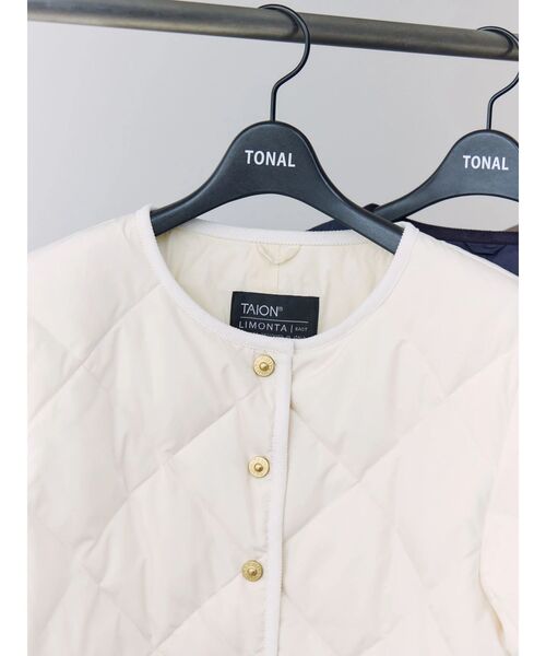 TONAL（トーナル）の「【TAIONコラボ】パイピングショートダウンコート（ダウンジャケット/コート・レディース・ネイビー/アイボリー/ブラウン・MEDIUM/SMALL）」の9枚目の写真