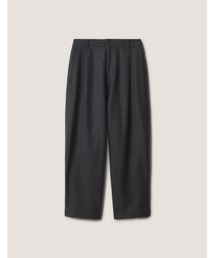 Maison Kitsune（メゾンキツネ）の「CROPPED PLEATED PANTS（スラックス）」