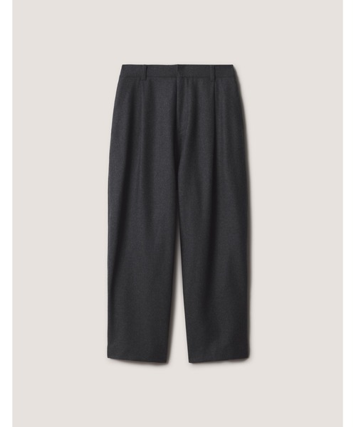 Maison Kitsune(メゾンキツネ)の「CROPPED PLEATED PANTS(スラックス・メンズ・ブラック・40/38/36/42)」の1枚目の写真