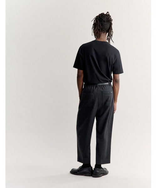 Maison Kitsune(メゾンキツネ)の「CROPPED PLEATED PANTS(スラックス・メンズ・ブラック・40/38/36/42)」の4枚目の写真