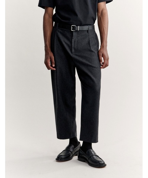 Maison Kitsune(メゾンキツネ)の「CROPPED PLEATED PANTS(スラックス・メンズ・ブラック・40/38/36/42)」の5枚目の写真