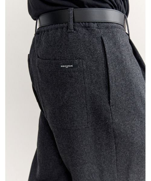 Maison Kitsune(メゾンキツネ)の「CROPPED PLEATED PANTS(スラックス・メンズ・ブラック・40/38/36/42)」の6枚目の写真