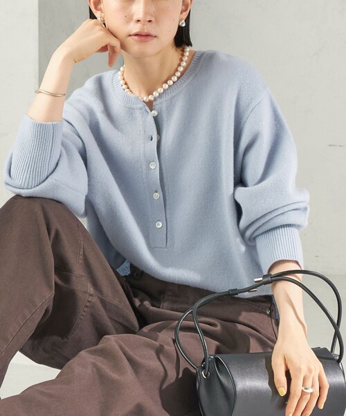 SHIPS(シップス)の「〈手洗い可能〉ウール カシミヤ 2WAY ヘンリーネック プルオーバー(ニット/セーター・レディース・ライトブルー/ネイビー/ブラウン/オフホワイト/グレー/クリーム・ONE SIZE)」の1枚目の写真