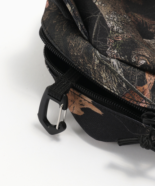 Carhartt WIP（カーハートダブリューアイピー）の「CARHARTT WIP / カーハート ダブリューアイピー Kickflip Shoulder Bag（ショルダーバッグ・メンズ・ブラック・FREE）」の6枚目の写真