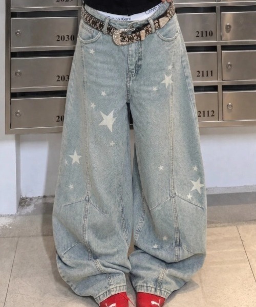 HAILY(ヘイリー)の「スターデザインワイドデニムパンツ(デニムパンツ・レディース・ブラック/ブルー・S/M/L)」の2枚目の写真