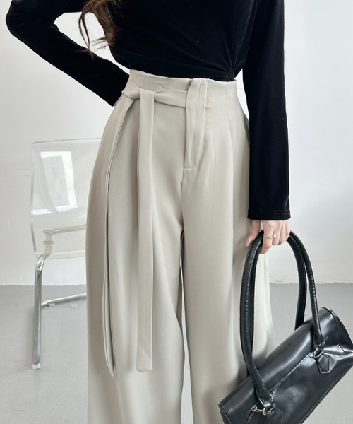 Ada.（エイダ）の「ウエスト リボン タック パンツ（その他パンツ・レディース・ベージュ/ブラック/グレー・LARGE/MEDIUM）」の3枚目の写真