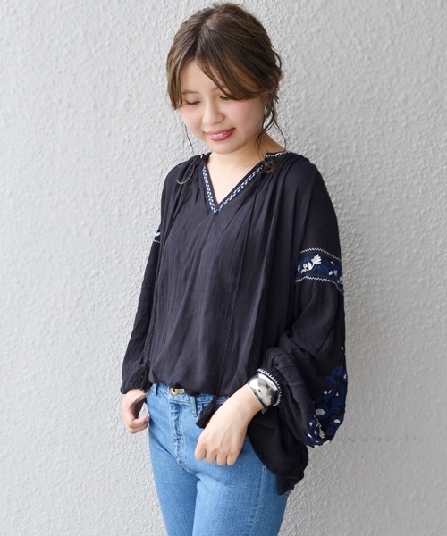 Khaju（カージュ）の「Khaju:エンブロイダリーボリュームスリーブ 