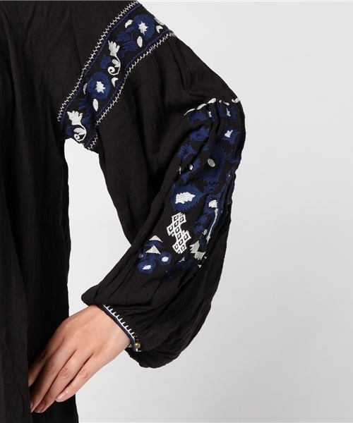 Khaju（カージュ）の「Khaju:エンブロイダリーボリュームスリーブ 