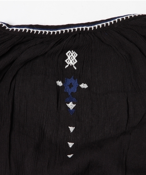Khaju（カージュ）の「Khaju:エンブロイダリーボリュームスリーブ 