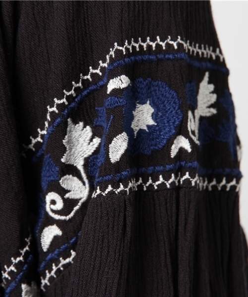 Khaju（カージュ）の「Khaju:エンブロイダリーボリュームスリーブ 