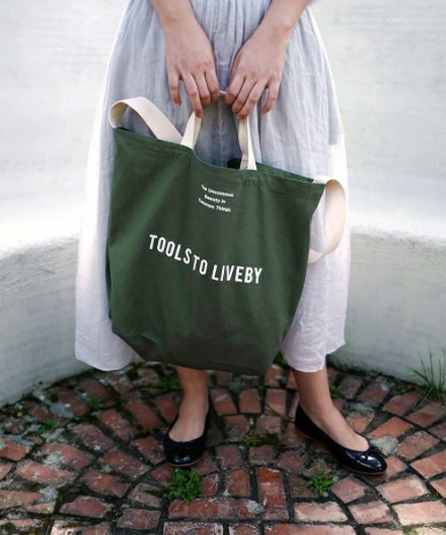 HIGHTIDE（ハイタイド）の「TOOLS to LIVEBY ツールズ トゥ リブバイ トートバッグ ショルダーバッグ A4対応（トートバッグ・レディース・ベージュ/ブルー/カーキ・FREE）」の2枚目の写真