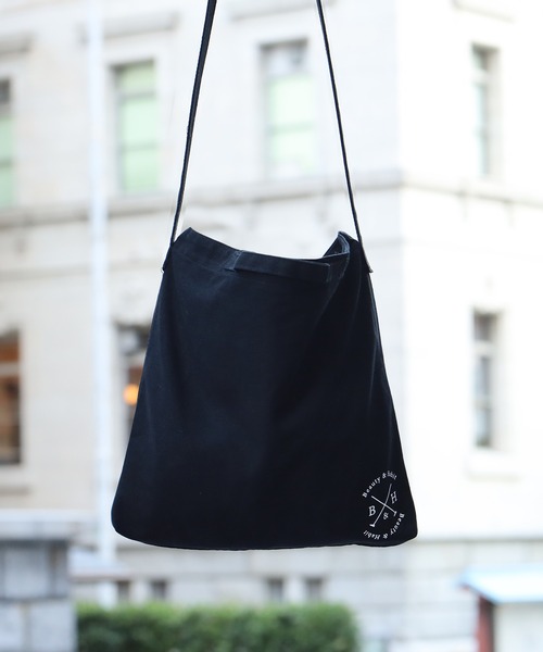 Beauty&Habit（ビューティアンドハビット）の「【Beauty＆Habit】キャンバスワンポイントロゴショルダーバッグ（ショルダーバッグ・メンズ・ブラック/ネイビー/グレー・FREE）」の2枚目の写真