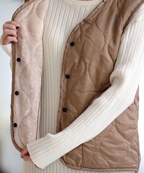 ALTROSE（アルトローズ）の「キルトベスト　[WEEKEND]（ダウンベスト・レディース・ネイビー/カーキ/ブラック/キャメル/ライトベージュ/ダークグレー・FREE）」の18枚目の写真