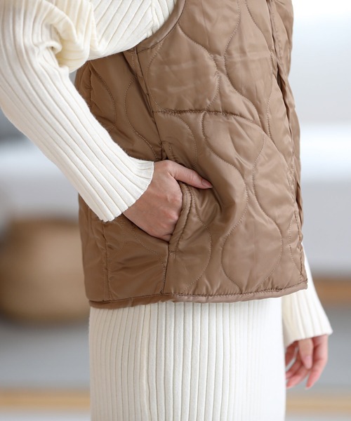 ALTROSE（アルトローズ）の「キルトベスト　[WEEKEND]（ダウンベスト・レディース・ネイビー/カーキ/ブラック/キャメル/ライトベージュ/ダークグレー・FREE）」の19枚目の写真