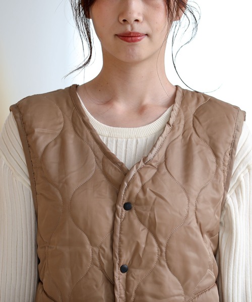 ALTROSE（アルトローズ）の「キルトベスト　[WEEKEND]（ダウンベスト・レディース・ネイビー/カーキ/ブラック/キャメル/ライトベージュ/ダークグレー・FREE）」の20枚目の写真