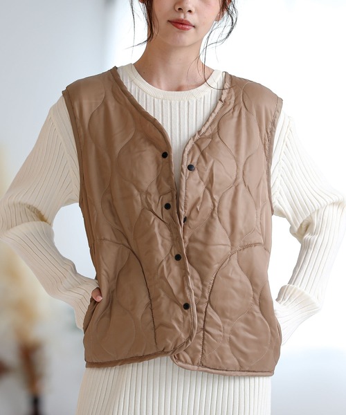 ALTROSE（アルトローズ）の「キルトベスト　[WEEKEND]（ダウンベスト・レディース・ネイビー/カーキ/ブラック/キャメル/ライトベージュ/ダークグレー・FREE）」の22枚目の写真