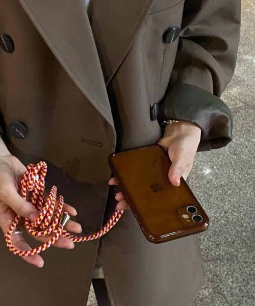 MANGROVE（マングローブ）の「クリアカラメルiPhoneショルダーストラップケース（スマホケース/カバー・レディース・ブラウン・C/E/H/D/G/I/A）」の4枚目の写真