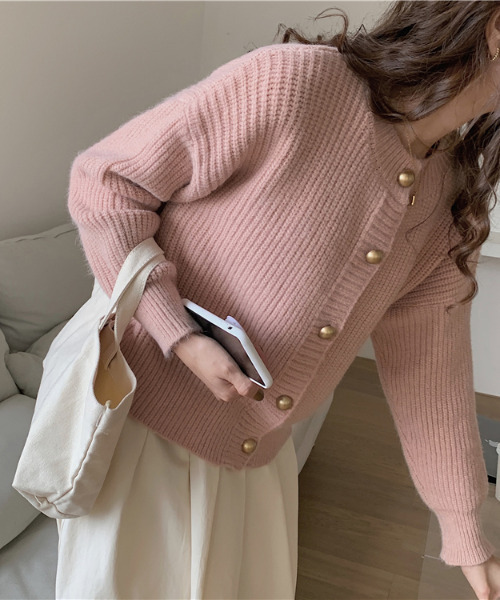 emi+（エミプラス）の「ゴールドボタンニットカーディガン（ポロシャツ