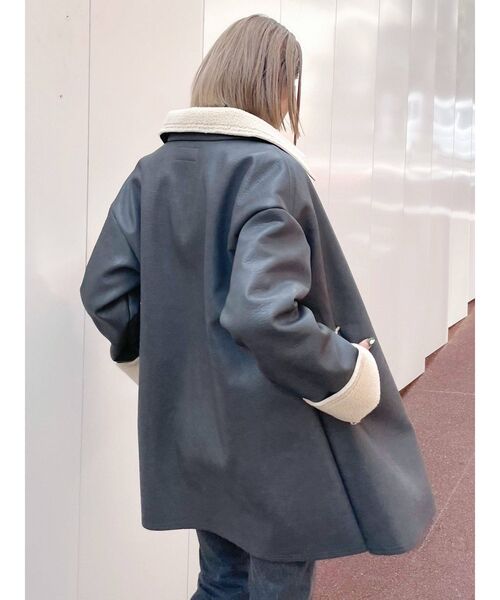 EMODA（エモダ）の「フェイクムートンロングフレアコート（ムートンコート・レディース・カーキ/グレー・FREE）」の3枚目の写真