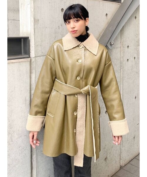 EMODA（エモダ）の「フェイクムートンロングフレアコート（ムートンコート・レディース・カーキ/グレー・FREE）」の4枚目の写真