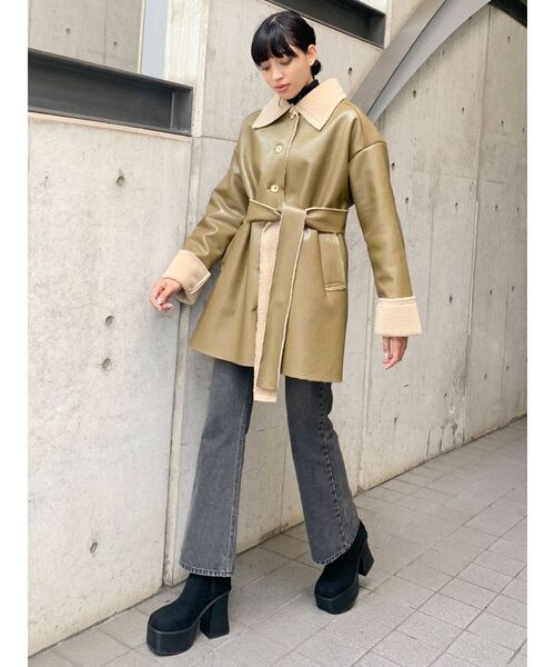 EMODA（エモダ）の「フェイクムートンロングフレアコート（ムートンコート・レディース・カーキ/グレー・FREE）」の15枚目の写真