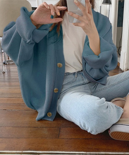 AMOUR BOX（アムールボックス）の「3ボタンVネックニットカーディガン（カーディガン/ボレロ・レディース・ブラック/クリーム/ブラウン/ベージュ/モカ/チャコール/イエロー/グリーン/パープル/ブルー・MEDIUM/LARGE）」の8枚目の写真