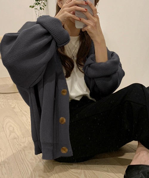 AMOUR BOX（アムールボックス）の「3ボタンVネックニットカーディガン（カーディガン/ボレロ・レディース・ブラック/クリーム/ブラウン/ベージュ/モカ/チャコール/イエロー/グリーン/パープル/ブルー・MEDIUM/LARGE）」の3枚目の写真